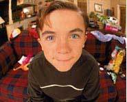 Frankie Muniz biography: his fave food is hamburgers.