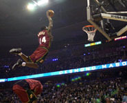 Picture of Desmond Mason dunking the ball at the NBA Slam Dunk contest.