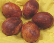 Onion skin Easter eggs can be made with everyday household items.