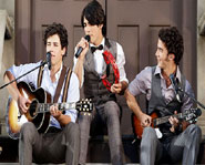 The Jonas Brothers perform Love Bug at the 2008 MTV Video Music Awards